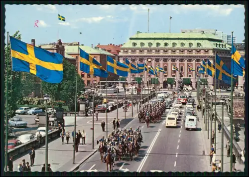 AK - Stockholm Norrbro Wachparade - schwedische Flaggen Reiterparade Auto Schloß