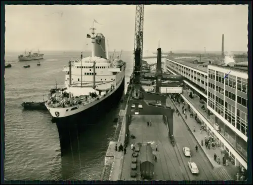 Echt Foto AK - Bremerhaven Columbus Pier Schnelldampfer Bremen am Kai Hafenkran