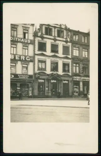 Echt Foto AK - Wo ? Geschäfte Passanten Apotheken Schaufenster Straßenleben 1910