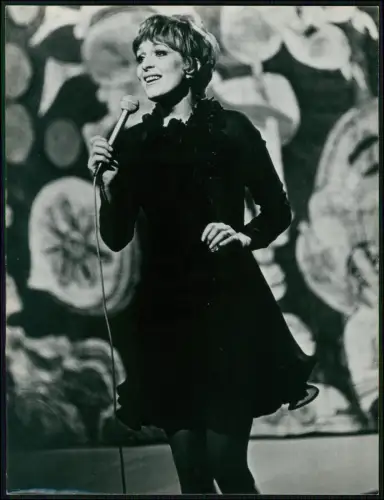 Foto 24x18cm - Sängerin Siw Malmkvist - Bühnenauftritt Mikrofon elegantes Kleid