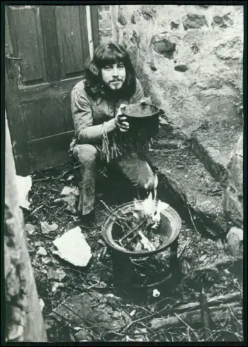 Foto 18x13cm - Musiker und Bassist Benny Benndorf - Outdoor Szene kleines Feuer