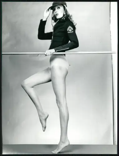 Foto 24x18cm Fashion Studiofotografie Fotomodell militärisch inspirierte Details