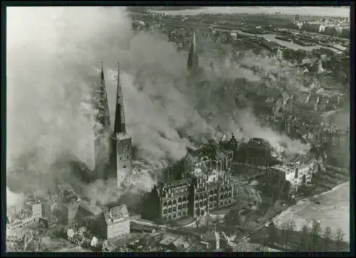 2x Foto AK - Lübeck Luftangriff 1942 Dom Marienkirche Zerstörung Luftbild Krieg