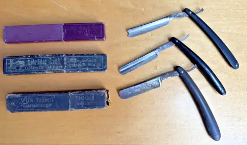 3 Drei alte Rasiermesser - und 3 drei Schachteln