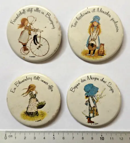 Set aus 4 Vintage Holly-Hobbie - Buttons Anstecknadeln Plaketten Knöpfe - 1970er