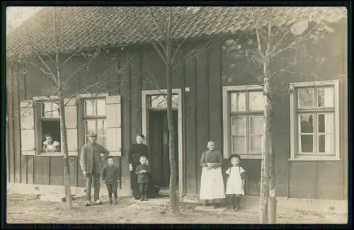 2x Echt Foto AK - Holzverkleidet Haus Fenster - Männer Frauen Kinder - 1910-20