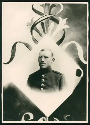 Foto 17x12cm - Portrait Soldat um 1900 - kunstvollen, floralen Ornamenten Lilien