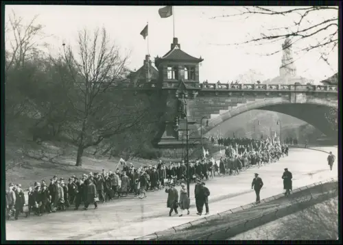 2x Foto 18x12cm - Jugendtag Hamburg Polizei um 1930 - Marsch Kolonne Grabstätte
