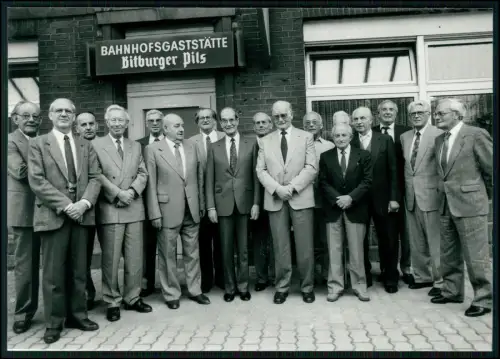 Foto 18x12- Bitburger Pils Werbung Gruppenaufnahme Herren vor Bahnhofsgaststätte