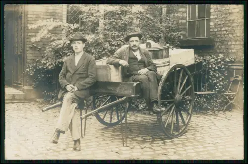 Foto AK 2 Männer Handwagen Holzaufbau Bottich Behälter Aufschrift Margarine 1910