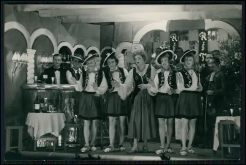 2x Foto - Tänzerinnen Bühnenkostüme - Hüte dekorativen Westen - Kellnerszene