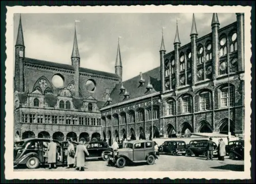 AK - Rathaus Lübeck am Kohlmarkt - mehrere Oldtimer Fahrzeuge und Passanten