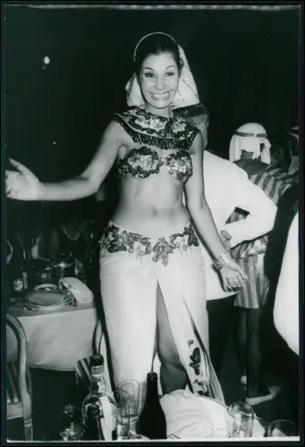 Foto 24x18cm Frau in Bauchtanzkostüm breites Lächeln Karnevalsfeier in Rio 1957