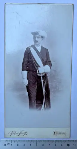 CAB Foto 21x10cm - Student Pekesche Schärpe Cerevis Prunkmütze Federschmuck 1899