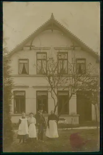 Echt Foto AK - Bürgerlichen Wohnhaus 1910- Mädchen ältere u. junge Frau mit Mann