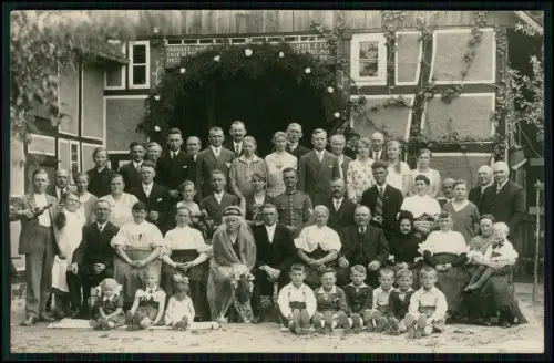 Foto AK Hochzeitsgesellschaft Bauernhaus Bückeburg Dielentor Hausinschrift 1748