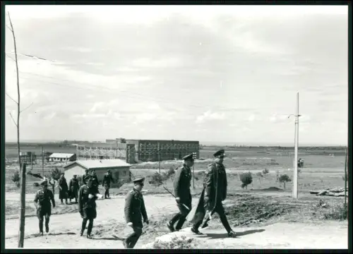 Foto 18x13 - Soldaten Wehrmacht - Begehung im Hintergrund in Bau großes Gebäude