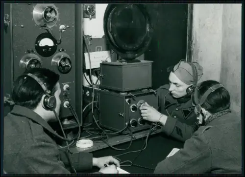 2x Foto 18x13 - Frankreich Hackenberg Maginot Linie Funkstation Soldaten Technik