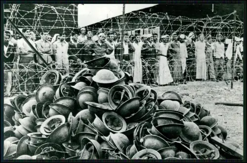 8x Foto ca.17x12 - Kriegsgefangene POW Männer - Stacheldrahtzaun und ähnliche..