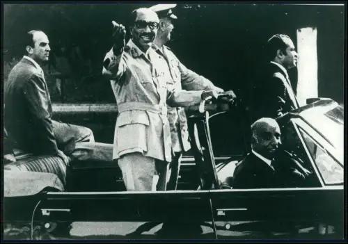 Foto 23x16 - Ägypten - Mohamed Anwar el-Sadat - Fahrt in einem offenen Wagen