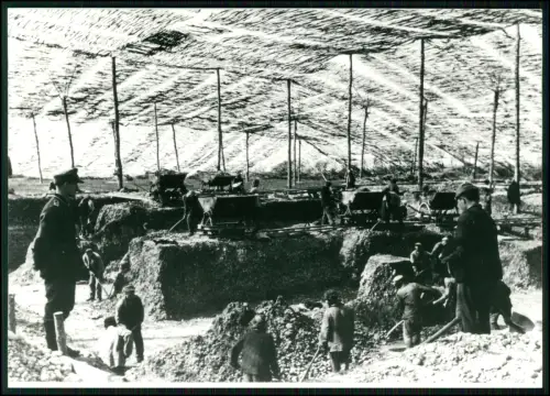 2x Pressefoto 18x13 - Militär Arbeiter - englische handschrift Notiz zur Tarnung