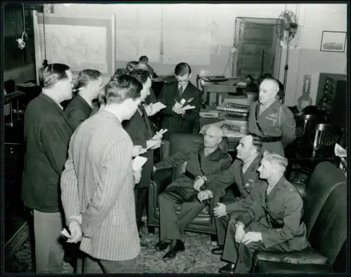 Pressefoto 24x19 - hochrangige alliierte Offiziere - General Lucius D. Clay USA