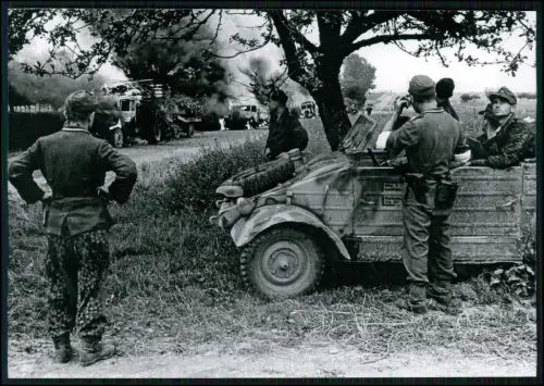 2x Foto 18x12 - Soldaten Wehrmacht - VW Typ 82 Kübelwagen VW Käfer ? Gefecht uvm
