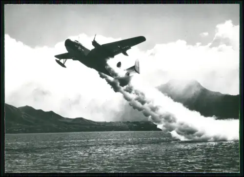 Foto15x11 - US Navy Mariner Flugboot beim Raketenstart vom Wasser mit Rauchspur