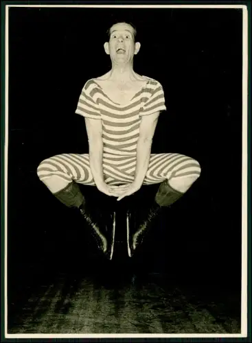 Foto 18x13 - Belfast - Bill Stewart Sitzporträt Schlittschuhe Artist Nordirland