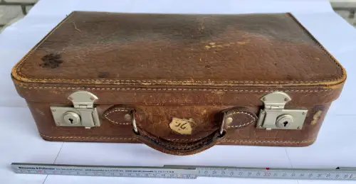 alter Kinderkoffer Puppenkoffer Leder Flucht vor Russen a. Ostpreußen Haff 1945