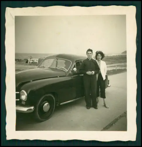 Foto - Borgward Hansa 1500 Ponton Limousine - Paar Auto Oldtimer 1949 am Meer