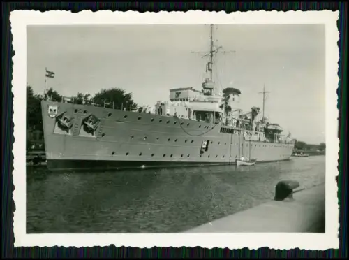 Foto - Kolberg Kołobrzeg – Schnellboot Begleitschiff Tsingtau - im Hafen 1935