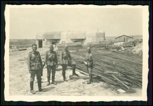 Foto - Bunker Maginot Linie - Soldaten Wehrmacht vor Bunker Baumaterialien 1940
