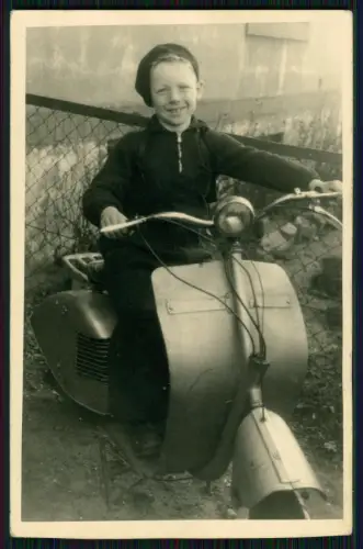 Foto AK Junge Knabe - Moped Roller IWL Pitty Wiesel  1949 Ludwigsfelde (IWL) DDR