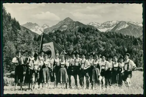 Foto AK - Allgäu Trachtengruppe Bergpanorama mit Dirndl Lederhosen Fahne 1930er