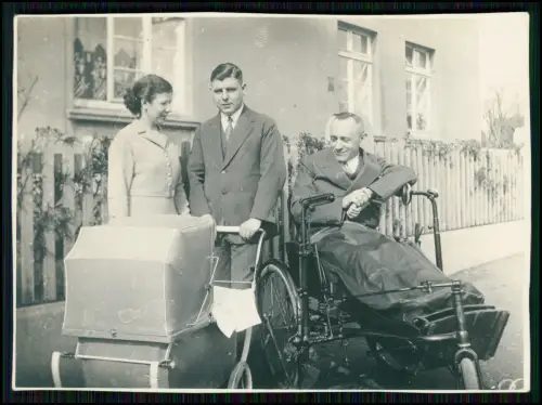 2x Foto - Kriegsveteranen 1. WK Weltkrieg in speziellen Handhebel-Rollstuhl 1935