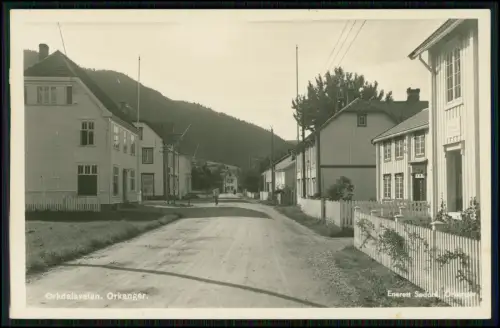Foto AK - Orkanger, Orkdalsveien, Trøndelag, Norwegen Straßenansicht Holzhäuser