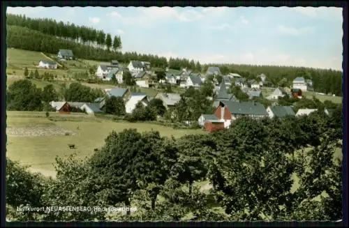 Farbig Foto AK - Neuastenberg im Hochsauerland Ort, Kirche, Wohnhäusern, Wiesen