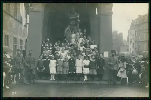 Echt Foto AK - Köln Gürzenich - Kölscher Boor en Iser Schulklasse, Soldaten 1.WK
