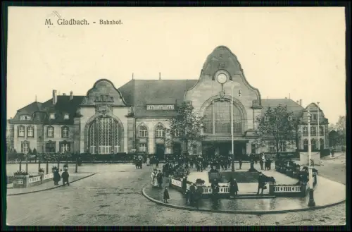 AK Bahnhof M. Gladbach - Bahnhofsgebäude Uhr, Vorplatz, Passanten -1914 gelaufen