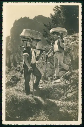 Foto AK Freiburger Sennen - Käsetransport in den Alpen des Kantons Freiburg 1939