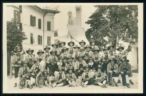 Foto AK Mayrhofen Tirol - Musikkapelle in Zillertaler Tracht - Gruppe am Denkmal