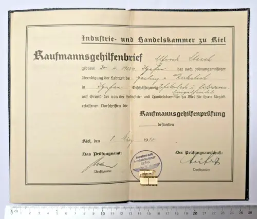 Kaufmannsgehilfenbrief der IHK Kiel - für Starck geb. 1922 ausgestellt März 1940