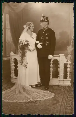 Foto AK Hochzeitsfoto Bräutigam Wachtmeister Schutzpolizei Tschako Paradeuniform