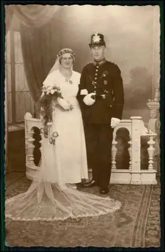 Foto AK Hochzeitsfoto Bräutigam Wachtmeister Schutzpolizei Tschako Paradeuniform