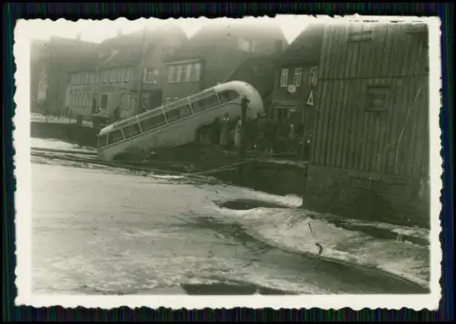 Foto - Omnibus evtl. Kraftpost-Bus - Unfall Dorf Fluss bei Eisgang 1930er Jahre