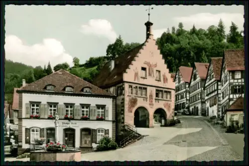 AK Schiltach im Schwarzwald Marktplatz mit Rathaus, Fachwerkhäusern und Brunnen