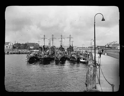 Orig. Negativ 4,5x3,5 - Flottille deutscher Torpedoboote im Hafen am Kai  1930er