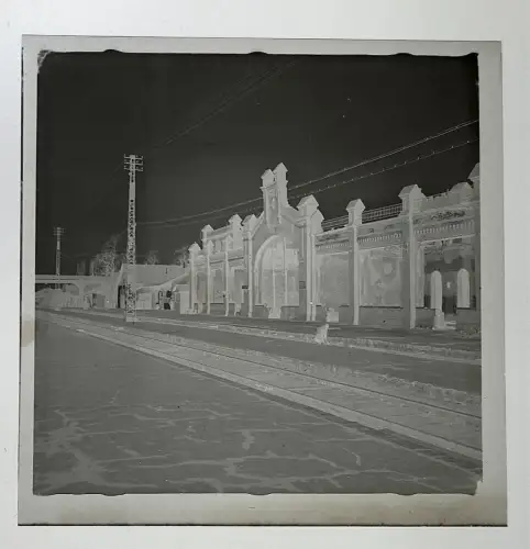Negativ 6x6 - Bahnhof Ostfront ? - im Hintergrund Wehrmacht Soldat - 1941-43