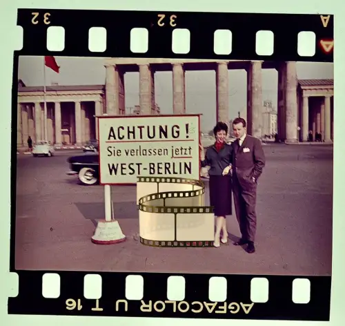 Agfacolor Dia - Brandenburger Tor mit dem Warnschild - Sie verlassen West-Berlin